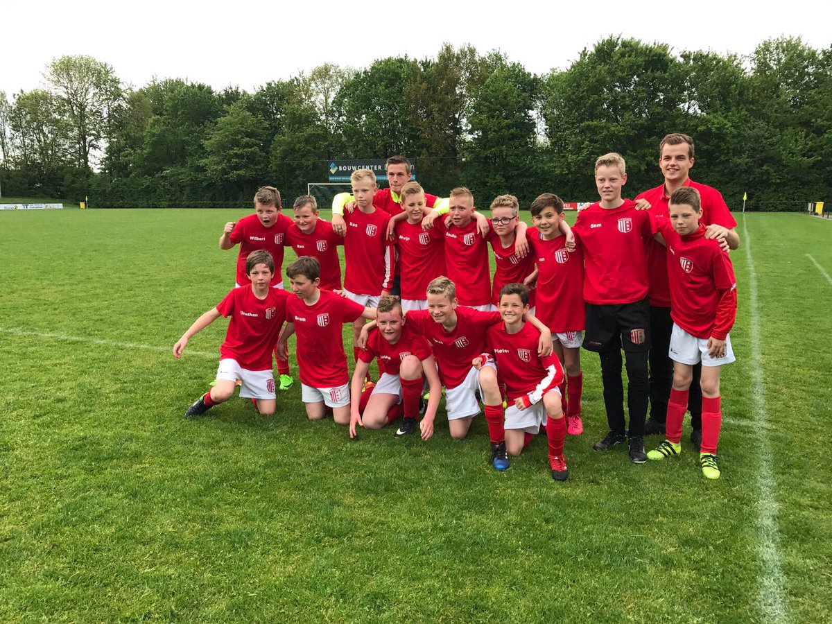 Kampioenen!!  Ook JO13-3 is kampioen geworden. Top gedaan! Van harte gefeliciteerd !