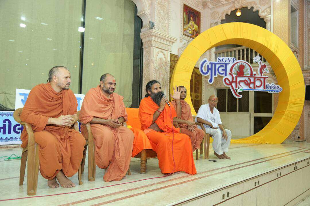 GurukulParivar's tweet photo. welcome to @yogrishiramdev ji in #Swaminarayan #Gurukul #SGVP #Chharodi & #Memnagar campus : gave blessings to young friends of #Balshibir https://t.co/mkOkxOmEKI