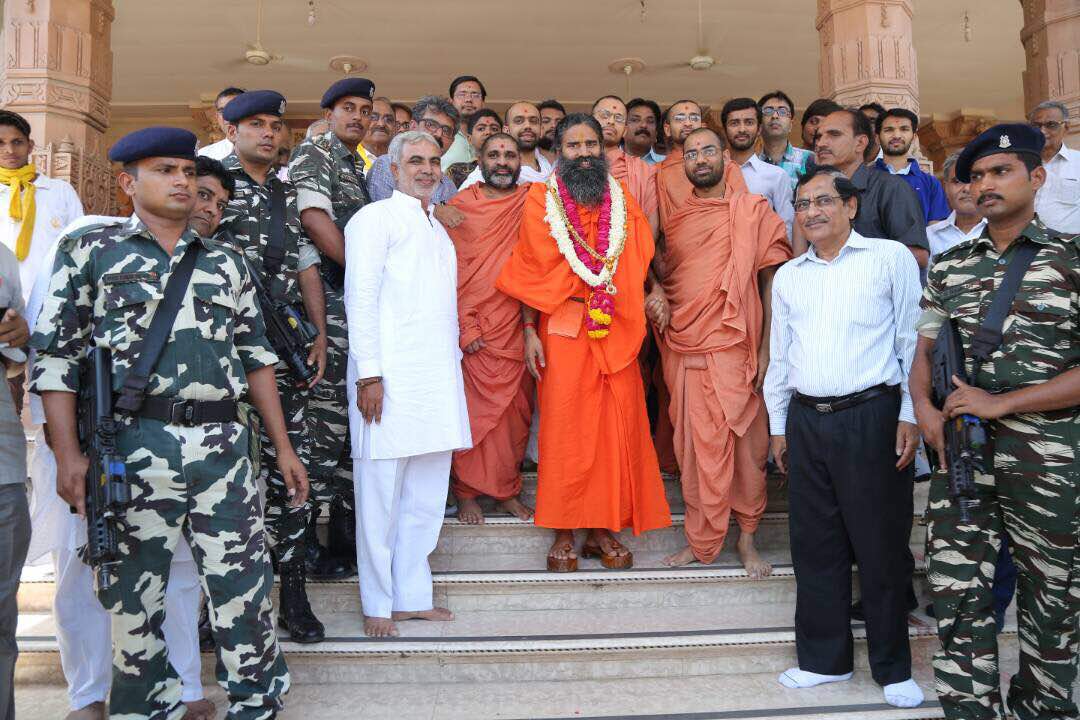GurukulParivar's tweet photo. welcome to @yogrishiramdev ji in #Swaminarayan #Gurukul #SGVP #Chharodi & #Memnagar campus : gave blessings to young friends of #Balshibir https://t.co/mkOkxOmEKI
