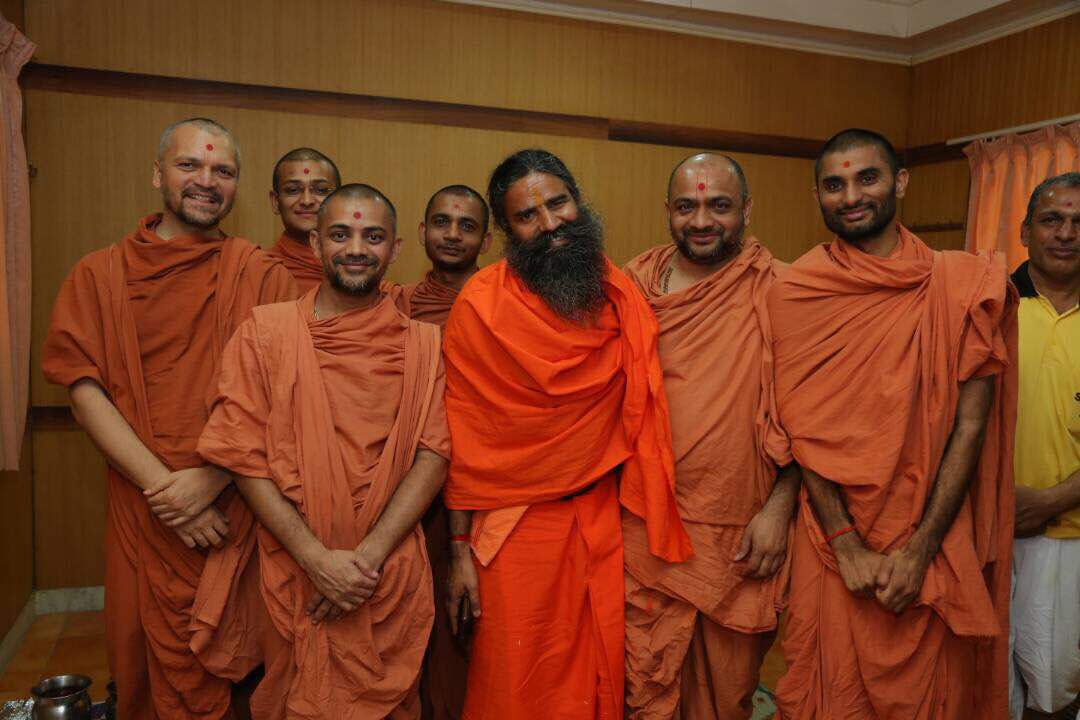 GurukulParivar's tweet photo. welcome to @yogrishiramdev ji in #Swaminarayan #Gurukul #SGVP #Chharodi & #Memnagar campus : gave blessings to young friends of #Balshibir https://t.co/mkOkxOmEKI