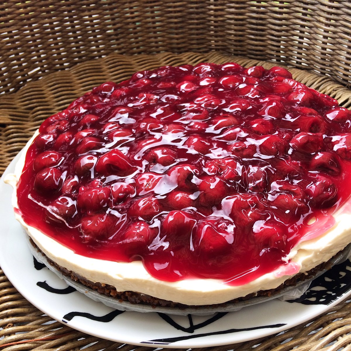 Zo dochter, zo moeder. Ook mams bakt graag. Traditie: MonChoutaart. Zie ook de mini-versies op mijn blog > chezbo.nl/food/mini-monc… #feest