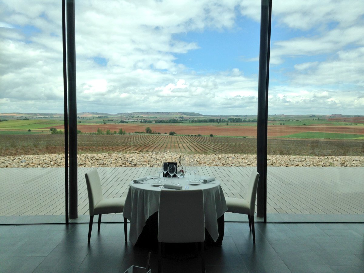 viajeros30's tweet photo. En @BUEZOBodegas aprendiendo mucho de vinos y de la @DOArlanza1 No todo tiene que ser Ribera en Burgos #destinoburgostrip https://t.co/pXDbGw5MxT