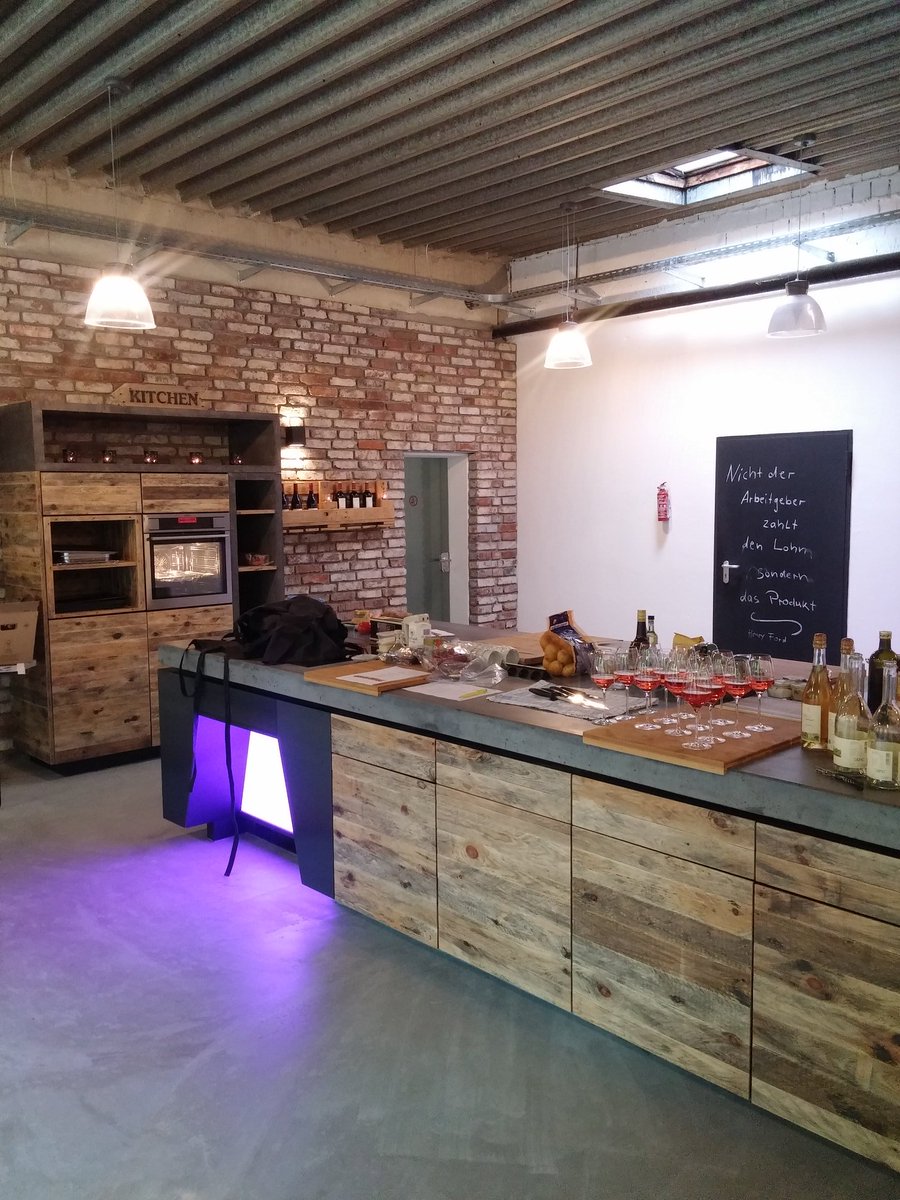 Cook_in_Action's tweet photo. Und hier war ich letzten Freitag kochen. Ein Firmen-Event in einer klasse #Koch-Location in Lünen 👍
#Mietkoch #CookinAction https://t.co/cJ8t9WLpeM