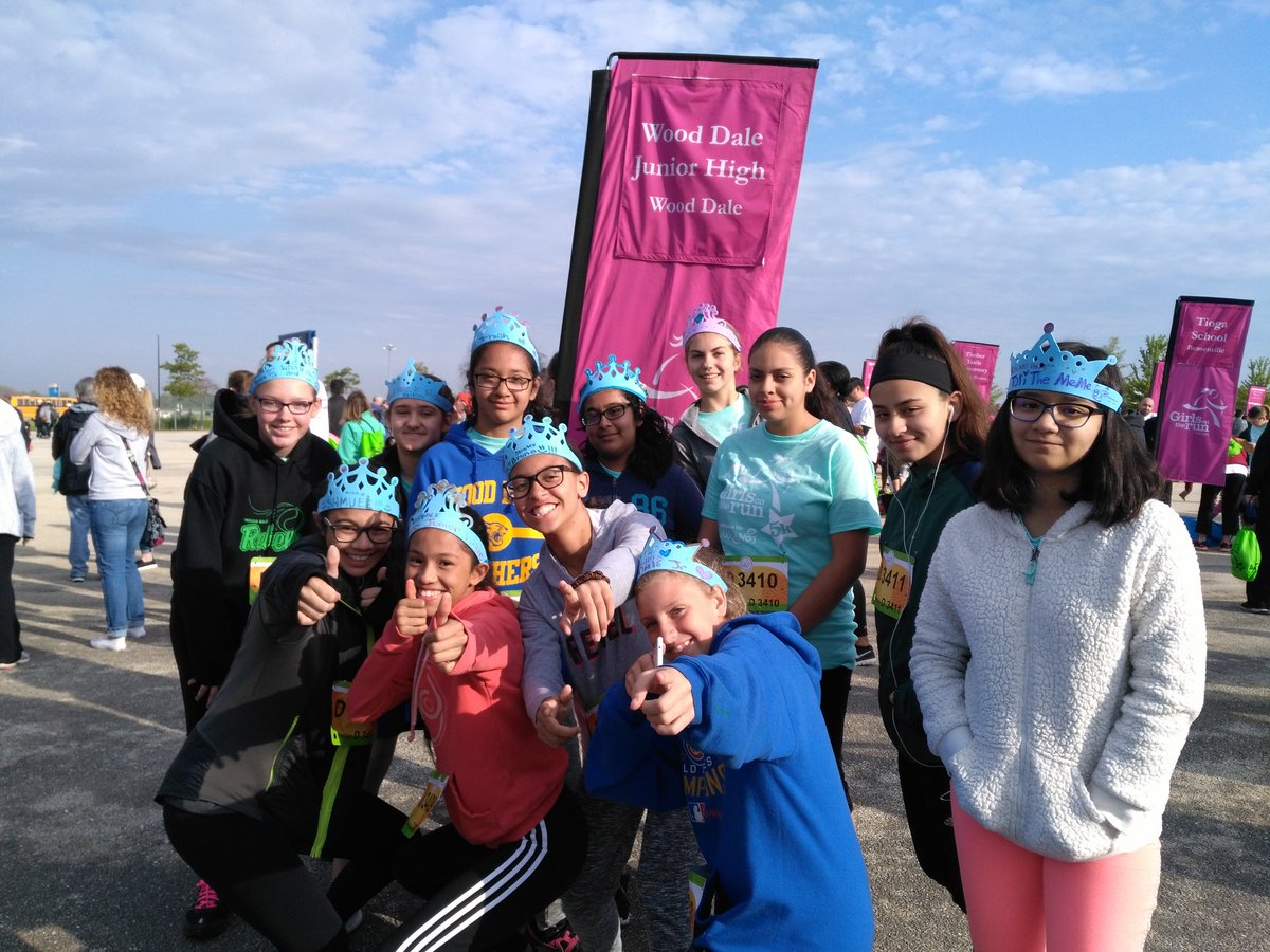 T_Ampulski's tweet photo. Getting ready for our 5k! #wd7 #wdjh #GOTR #girlsontherun #5kohno! https://t.co/L2c4ggKa5U