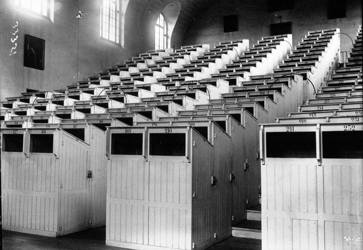 loouisfernandes's tweet image. La Chapelle cellulaire de la prison de Fresnes vers 1900