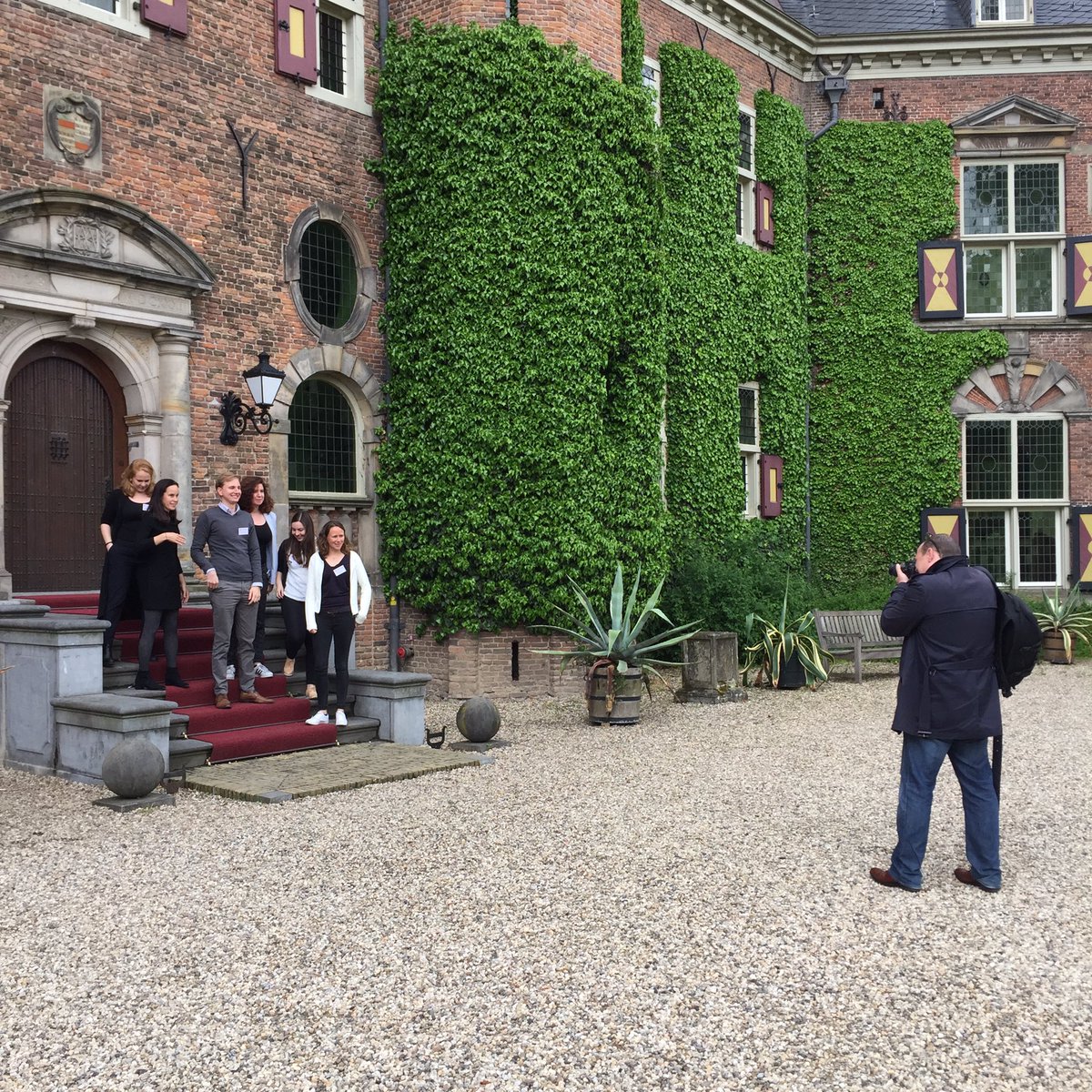 #YPY_2017 teams all get their team pictures with #Nyenrode castle as a fitting surroundings