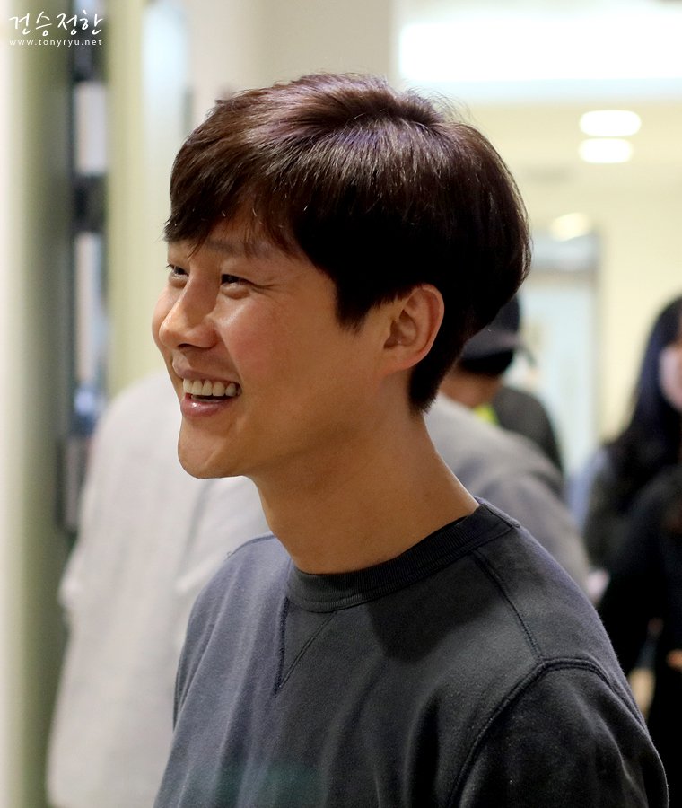 tonyryunet's tweet photo. 화기애애한 시라노 연습실에서 해사한 미소의 쥔장님 입니다.건승분들께 전하는 말씀은 건승홈에서 확인하세요:) https://t.co/PUnVkeo7nf