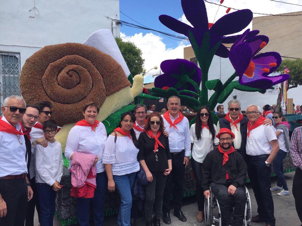 RafaGTovar's tweet photo. Espectaculares las Fiestas de #SanIsidroYecla disfrutando del colorido, alegría y las raíces de un gran pueblo con las carrozas de papelicos https://t.co/8Kx2u2CcrY