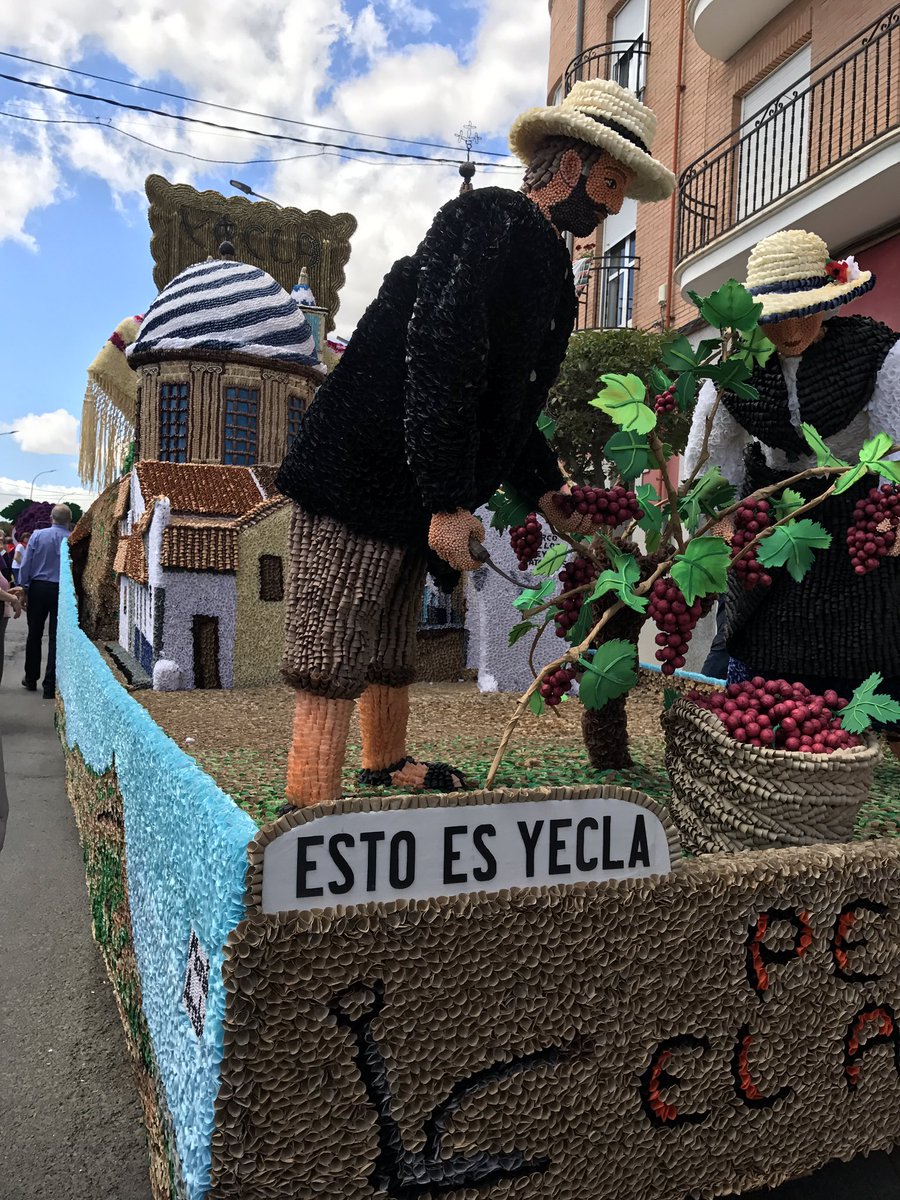 RafaGTovar's tweet photo. Espectaculares las Fiestas de #SanIsidroYecla disfrutando del colorido, alegría y las raíces de un gran pueblo con las carrozas de papelicos https://t.co/8Kx2u2CcrY
