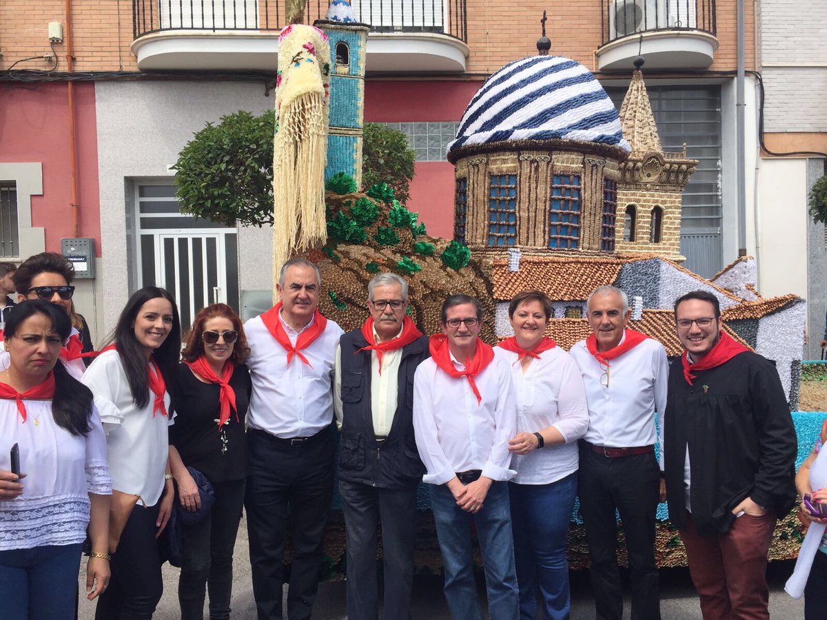 RafaGTovar's tweet photo. Espectaculares las Fiestas de #SanIsidroYecla disfrutando del colorido, alegría y las raíces de un gran pueblo con las carrozas de papelicos https://t.co/8Kx2u2CcrY