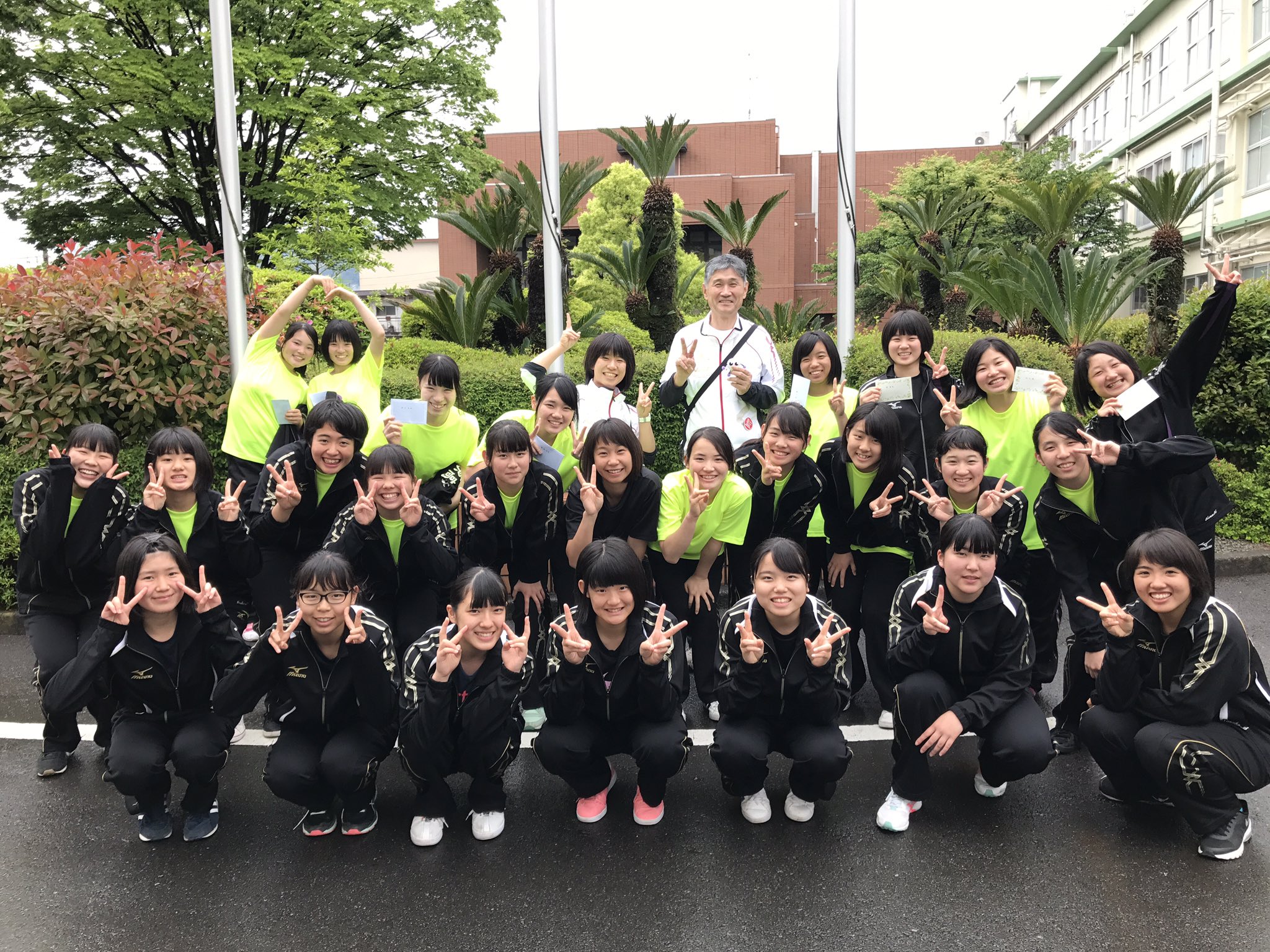 まりな On Twitter 今日で吉原高校バレー部引退しました 今まで部活嫌々言いながらなんとかここまで続けてこれたのもすべてみんながいてくれたから ほんとにダメダメな私を優しく受け入れてくれたみんなには感謝しかないです 吉高バレー 部でよかった 個性が強いバレー