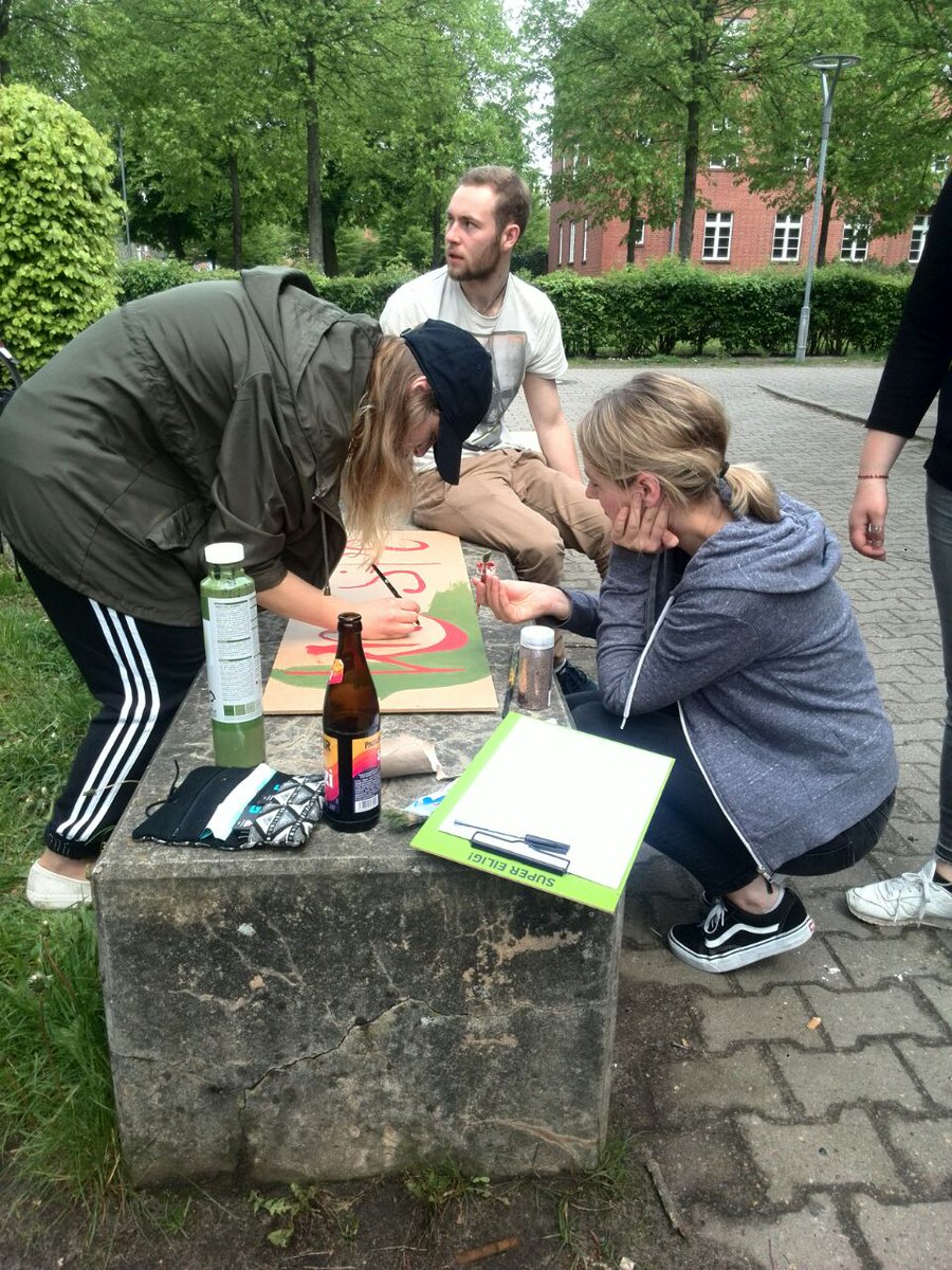 es steht noch einiges an, aber wir sind dran! #lunatic17 #teamvermittlung #bastelnundbauen #creativesession