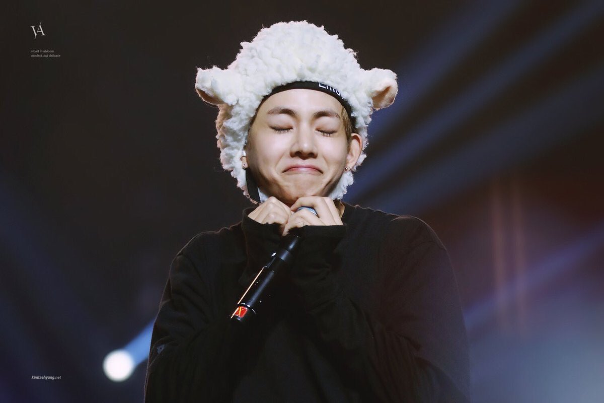 taehyungdaisy's tweet image. when will u stop from being so cute.
I guess never.

#BTSBBMAs