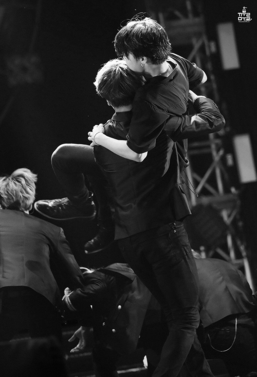 gimbapkuk's tweet image. 4 photos of me sobbing bc look at how great these photos are. ((Look at jimin&apos;s smile)) #BTSBBMAs