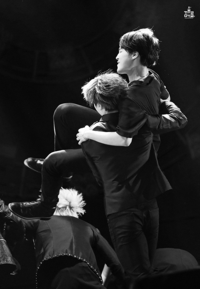 gimbapkuk's tweet image. 4 photos of me sobbing bc look at how great these photos are. ((Look at jimin&apos;s smile)) #BTSBBMAs