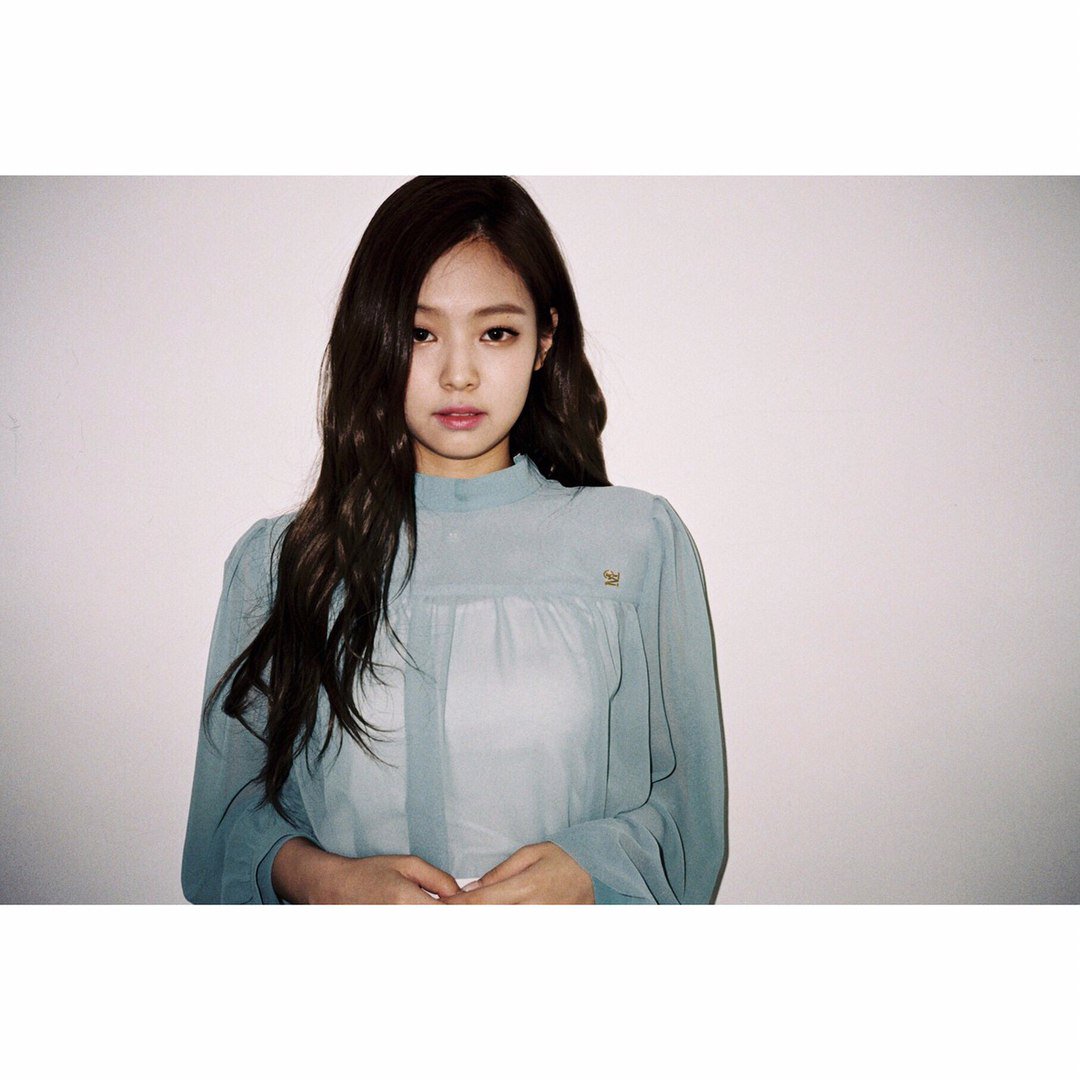 officiallalisam's tweet photo. #BLACKPINK #MINTJEN #BLINK #민뜨젠득 #하루뒤면만난다 #블링크
우리 내일 봐 🌼
#blackpink 🌟💗🌸
------
#jennie✅
#제니✅ https://t.co/1tpmbuINKw