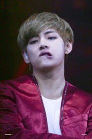 taehyungdaisy's tweet image. BUUUUUT does anybody wanna talk about how rude and hot he is?

#BTSBBMAs