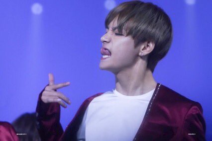 taehyungdaisy's tweet image. BUUUUUT does anybody wanna talk about how rude and hot he is?

#BTSBBMAs