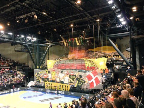 icipaysdesavoie's tweet photo. #Handball Magnifique, le tifo des supporters du @ChamberySH_Hand, pour les 5 ans des #Frega12 #CSHHBCN https://t.co/moEurNwsYv
