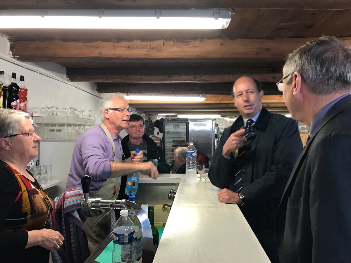 LGiscardEstaing's tweet photo. Avec #JMMorvan, présents à le foire #Brion avec les maires de #Compains #LaGodivelle. #EnsemblePourClermontMontagne! https://t.co/6kh2W94nnz https://t.co/vpzFctRVev
