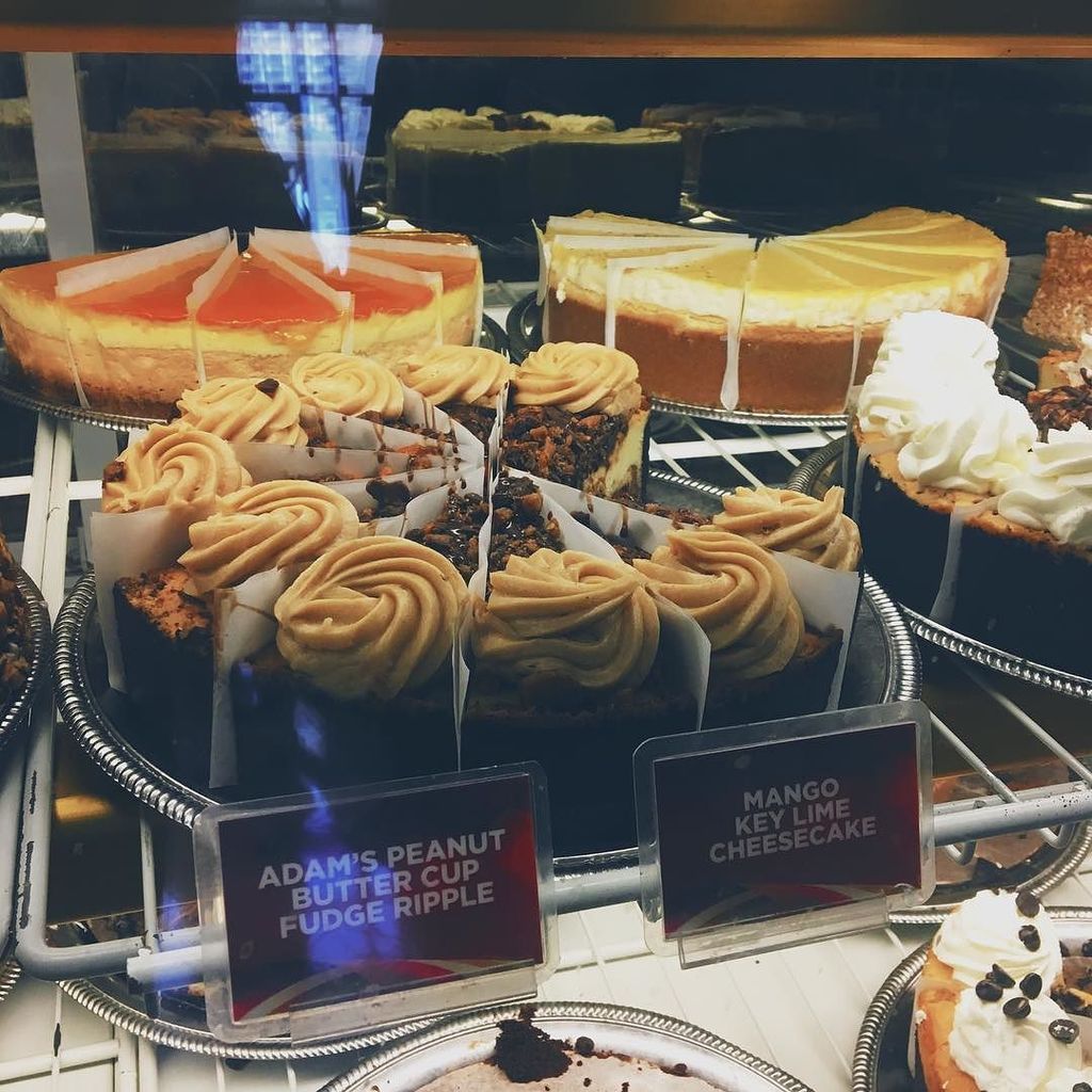 bluebirrrrd's tweet photo. Celebrating the first day in California with amazing cheesecakes by @cheesecakefactory /w @elizabeth.tech
#bluebi… https://t.co/pjAEpD1q08 https://t.co/m4ScyKCQJM