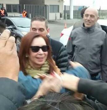 FakuCabreraOk's tweet photo. Volvió @CFKArgentina de su gira por Europa. #VolvioCFK #CristinaVuelve #CFK2017 💗👏✌🐧 https://t.co/AIOeDAGkXg