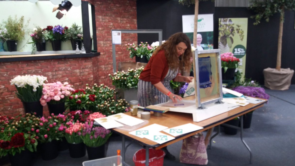 The very talented <a href="/HannahMcVicar/">Hannah McVicar</a> demo on #botanical #art in the #Flowertalk #theatre #RHSMalvern