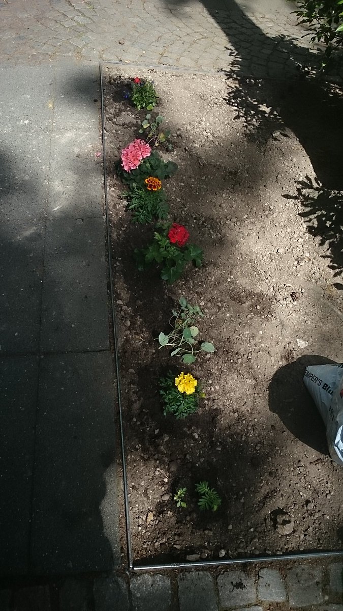 gjwuppertal's tweet photo. Wir machen Wuppertal #bunt!
#ltwnrw17 #3TW #keinenachtfuerniemand #urbangardening https://t.co/wOIuZ1LQSA