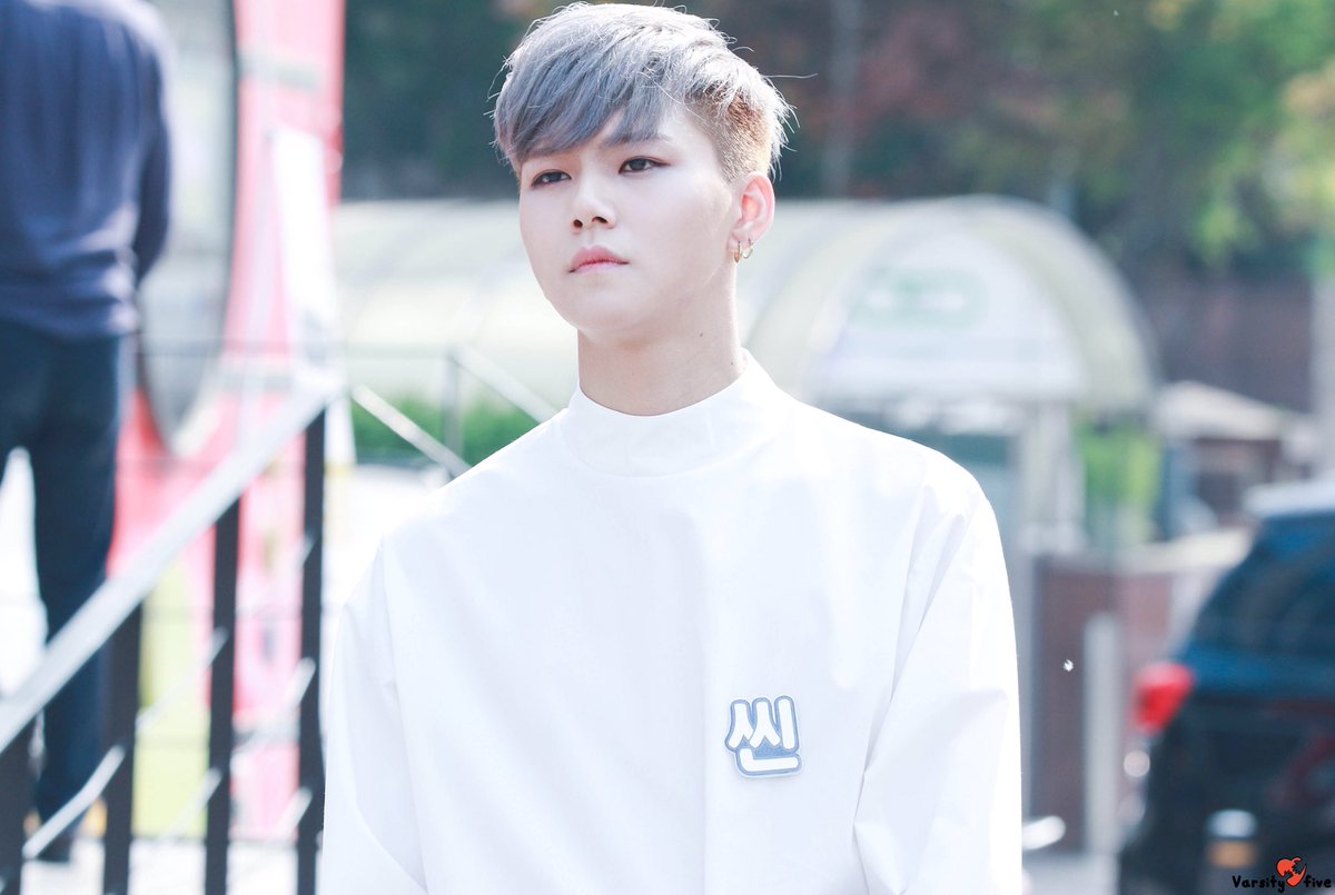varsity5com's tweet photo. 170430 신촌 버스킹
#바시티 #varsity #씬 #xin @varsity_2017 https://t.co/y6uXJCiS0I