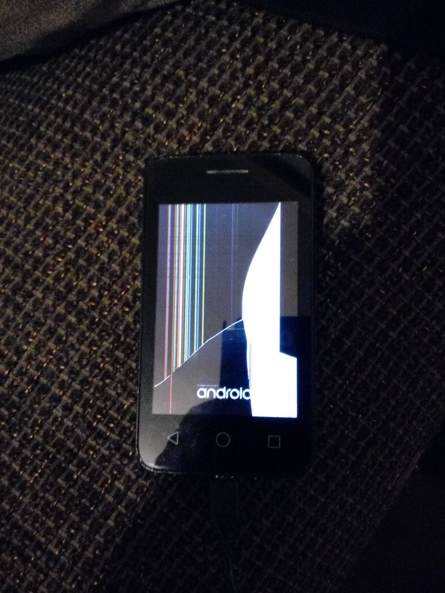 Erya62's tweet photo. @alcatelmobileFR @REDbySFR Mon fils aimerai bien remplacer son pixi 3 cassé 😥 et je n'ai pas les moyens de lui en offrir un autre
#REDxAlcatel #REDefis https://t.co/cfQQPHQAf6