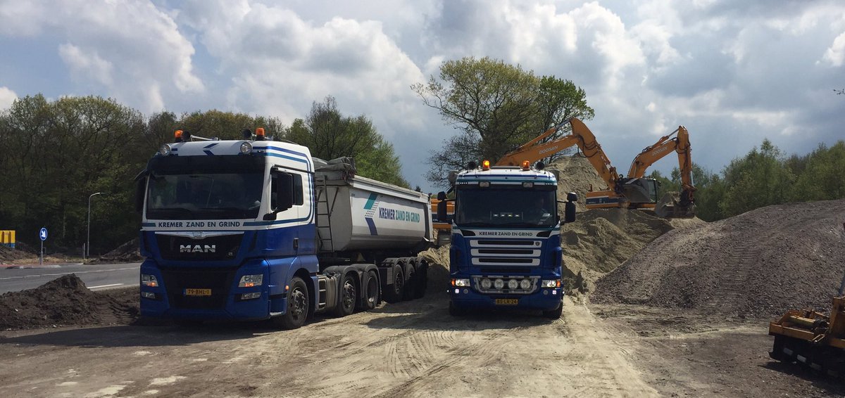 KremerZandGrind's tweet photo. 2000 m3 vulzand voor tunnelbak n34 Exloo #zaterdagmiddagklus https://t.co/rhqA4KLw8L