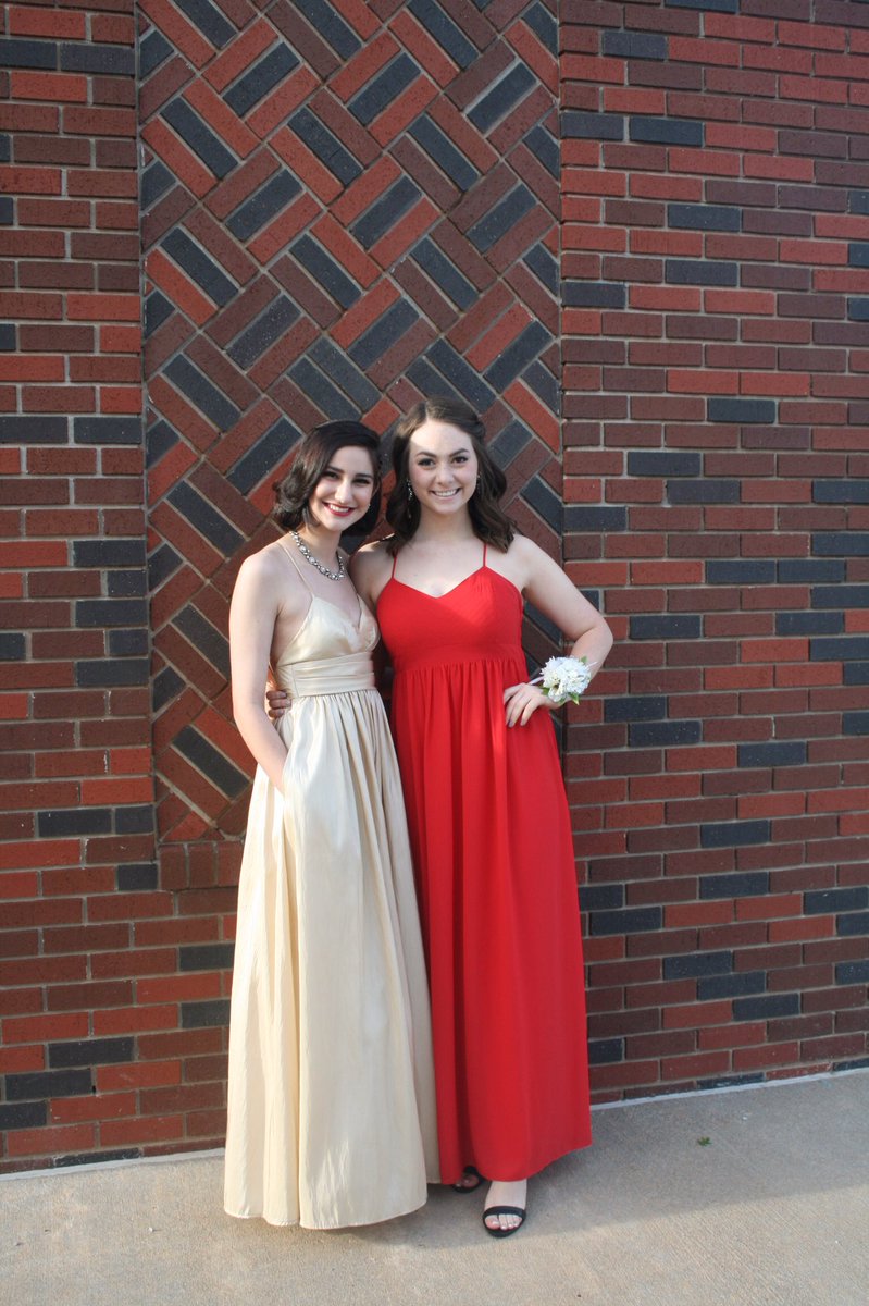 bellebelle_7's tweet photo. @smithsydneyy turned 18 yesterday!!!! What a lovely and sweet adult you've turned into. I love you so so much, nerd!!! #youngcon https://t.co/sWCaVs0ucO