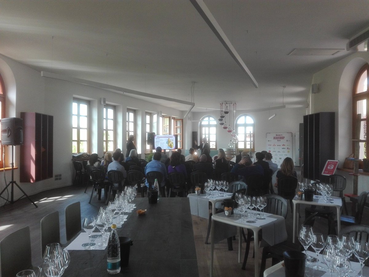 Dopo una interessantissima conferenza, la #degustazione di #Barolo di Barolo
Grazie #IanDAgata e #AgrilabWEB e i produttori di #Barolo