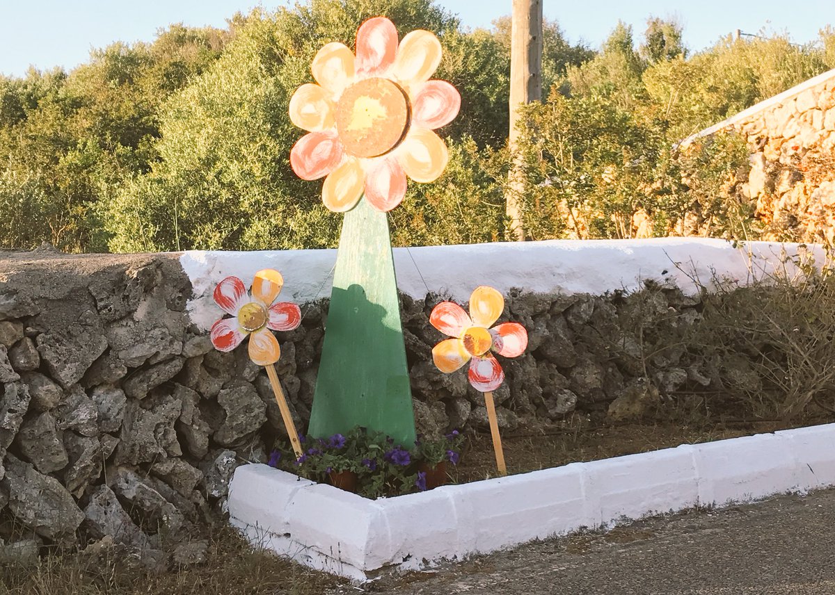 agener1234's tweet photo. Si l'entrada de #calenporter vesteix així, no us podeu perdre tot el que hi trobareu a l'interior. #alaior @AjAlaior  #flors 13 i 14 maig!! https://t.co/cNhpHSTKrj