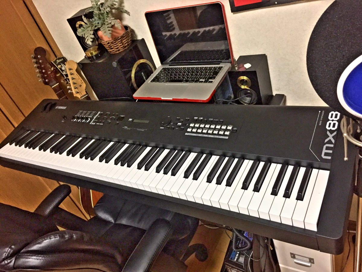 RyOtA1854's tweet photo. 岩越人生初の88鍵ピアノを買う。。
何度も試奏した結果勝ち抜いたのは、、
「YAMAHA MX88」🎹
これからよろしくね!
(次はベース、ドラムを密かに狙っています笑 僕の部屋はどうなっていくんだろう笑 人生色々やってみたい)
#MX88 #YAMAHA #piano https://t.co/el19A4TkTj