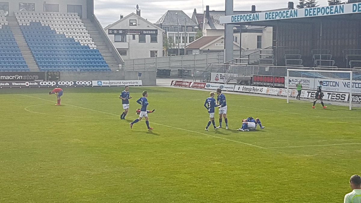 vindbjartfk's tweet photo. 1-1 ! Joachim snapper opp en fæl forsvarsfeil. Scorer alene med keeper. https://t.co/xh0gSaklfz