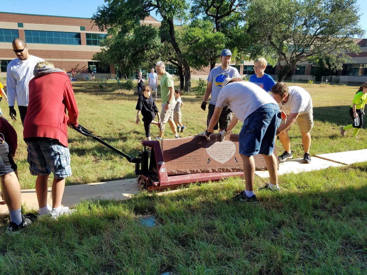 EnviVick's tweet photo. Kudos to McNeil sophomore Kenneth Halling (Eagle Scout canidate) and his team! @MHSMavs #Hardwork https://t.co/sqRUku4c1K