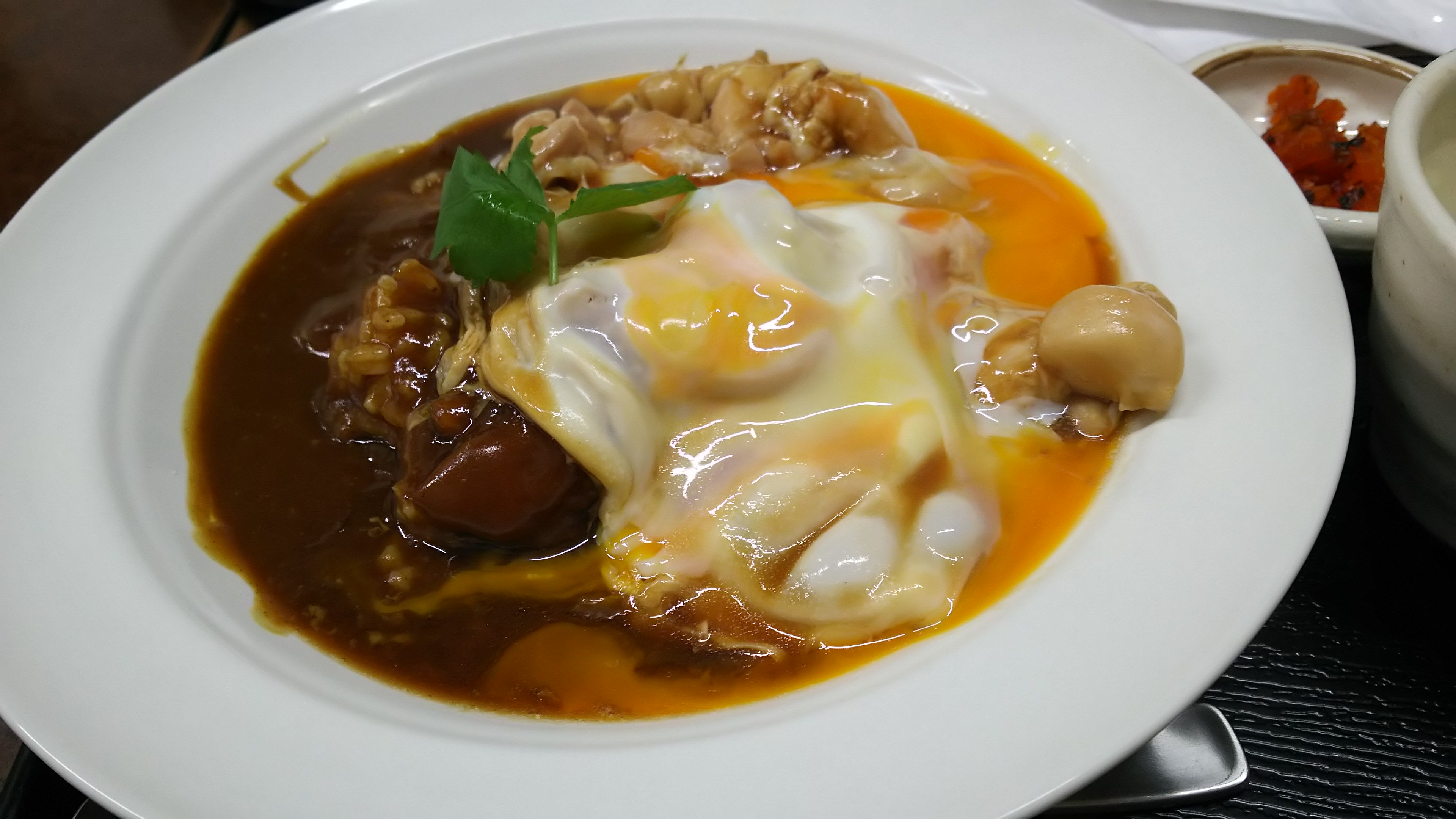 日曜の静寂 築地 鳥藤分店 親子カレー 名前通り親子丼とカレーのあいがけ さらっとしたカレー と 鶏肉がたっぷり入った親子丼具材のコントラストが綺麗 辛さ控えめのカレーに卵のコクとまろやかさが味に変化を加えます 鶏白湯スープと福神漬けも付き