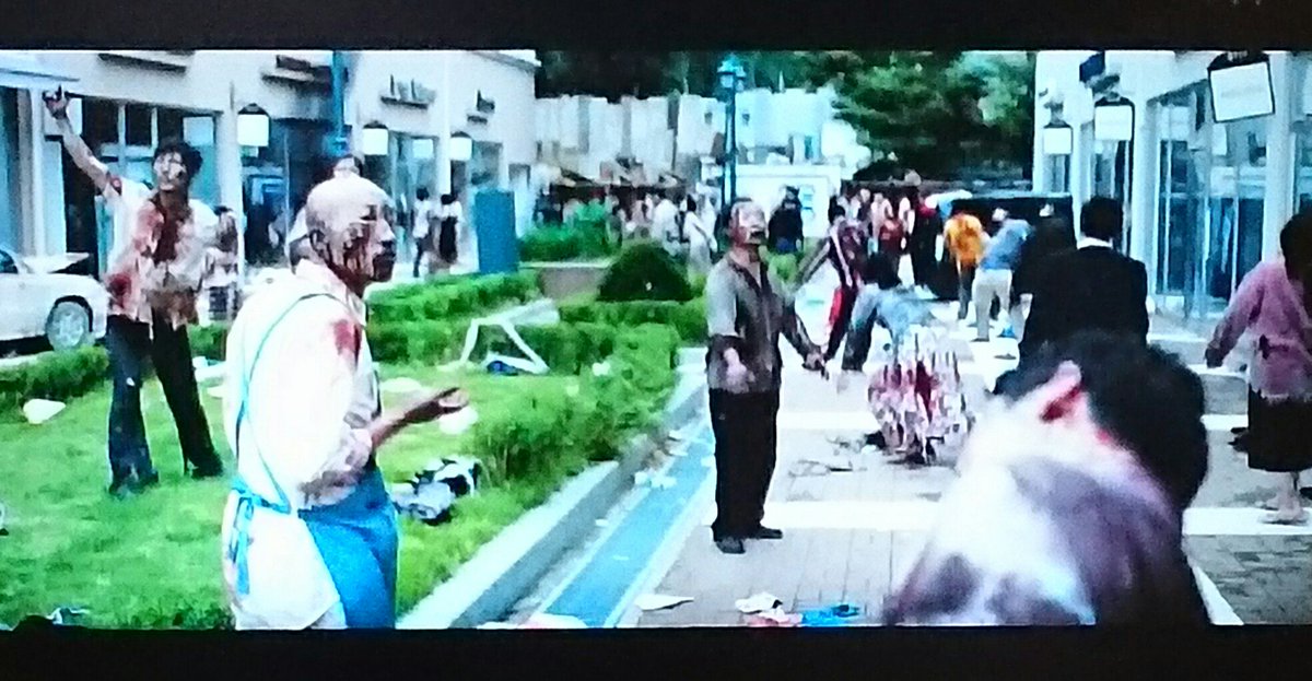 わさび En Twitter アイアムアヒーロー 人間 ゾンビに変貌していく様に独特のグロさがあるいいゾンビ 序盤流れるニュースとか東テレがアニメ放送してて安心するシーンもいいし アウトレットに立て籠ってからの終盤まではこれぞゾンビものといった感じで 邦画