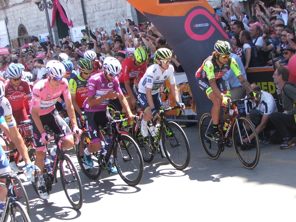dielle013's tweet photo. #Giro100 Immagini dalla partenza della #tappa8 #Molfetta #Peschici Il podio firme, @NairoQuinCo @AndreGreipel Il #gruppo al via. #RaiGiro100 https://t.co/atgiZ3Q506