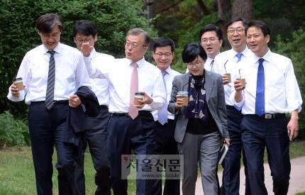 보이시나요? 문대통령과 조수석은 따뜻한 아메리카노를 다른 분들은 아이스아메리카노네요...별 거 아닌 장면이지만 많은 함의가 있습니다. 대통령이 마시는 음료와 다른 것을 선택할 수 있는 자유와 여유가 있다는 것이거든요. 눈물 나네요.