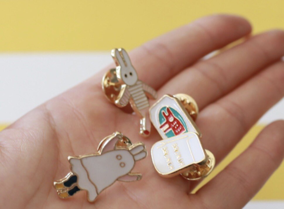NianStic's tweet photo. [Vote] Police Xia: Keyring or Badge? https://t.co/EDBrGNGn85