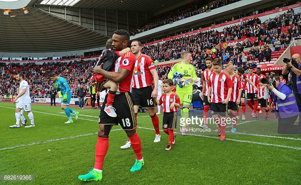 GettySport's tweet photo. Jermain Defoe carries @SunderlandAFC mascot #bradleylowery onto the pitch for their last #BPL home game  #sunswa @Bradleysfight https://t.co/rl3VdI3udh