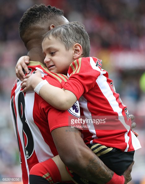GettySport's tweet photo. Jermain Defoe carries @SunderlandAFC mascot #bradleylowery onto the pitch for their last #BPL home game  #sunswa @Bradleysfight https://t.co/rl3VdI3udh