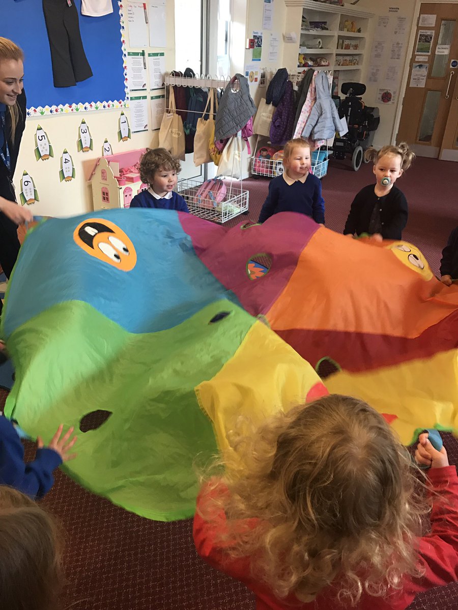 Littledaydream8's tweet photo. Parachute fun 😊 https://t.co/R1MclGgW2x