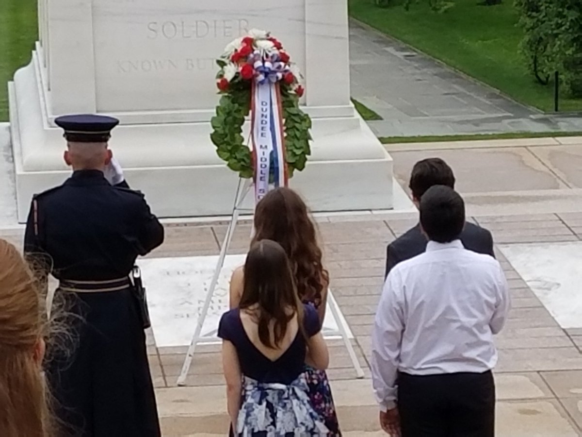 potomactoursllc's tweet image. Our great @BrightsparkTour group Dundee @ArlingtonNatl laying a wreath at the Tomb of the Unknown Soldier. #potomactours #8thgradetrip