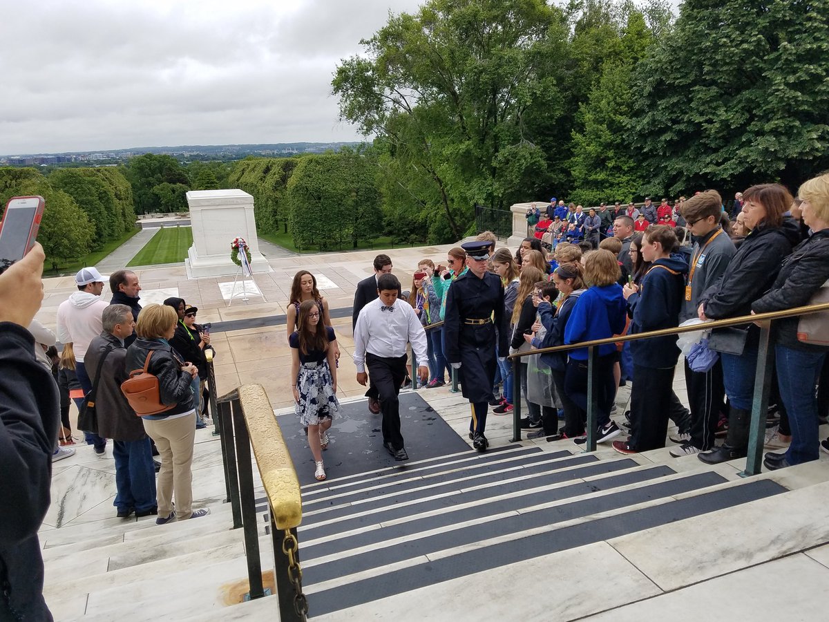 potomactoursllc's tweet image. Our great @BrightsparkTour group Dundee @ArlingtonNatl laying a wreath at the Tomb of the Unknown Soldier. #potomactours #8thgradetrip