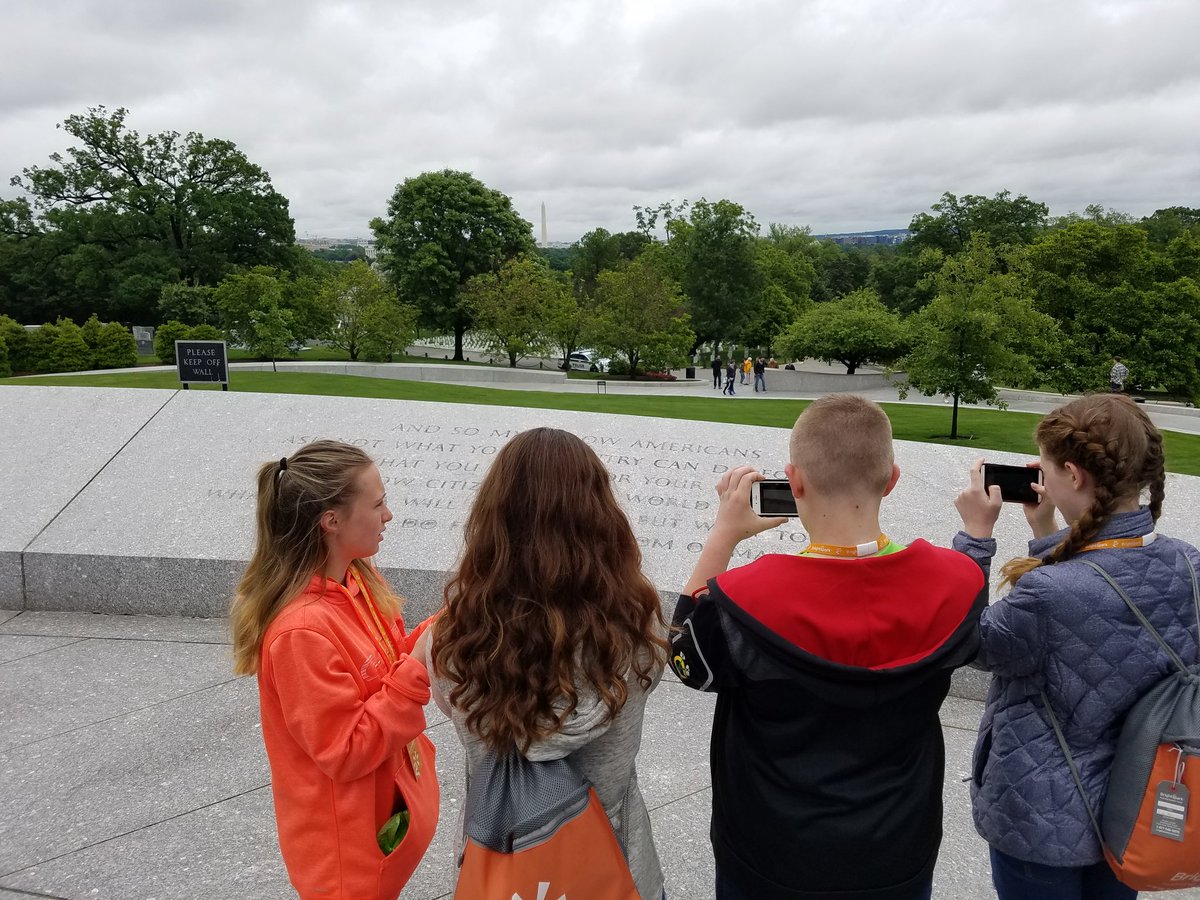 potomactoursllc's tweet image. Our great @BrightsparkTour group Dundee @ArlingtonNatl laying a wreath at the Tomb of the Unknown Soldier. #potomactours #8thgradetrip