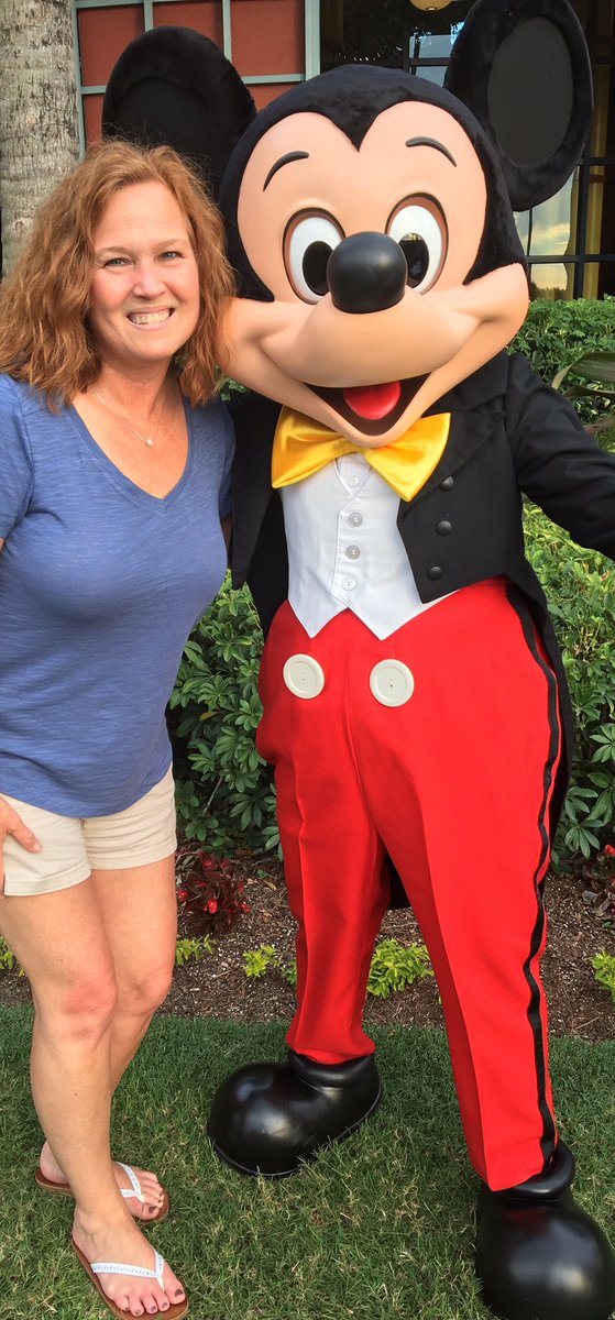 RoHi_BPA's tweet photo. BPA advisors having a little fun meeting Mickey and Minnie! https://t.co/8t4ycdJwP5