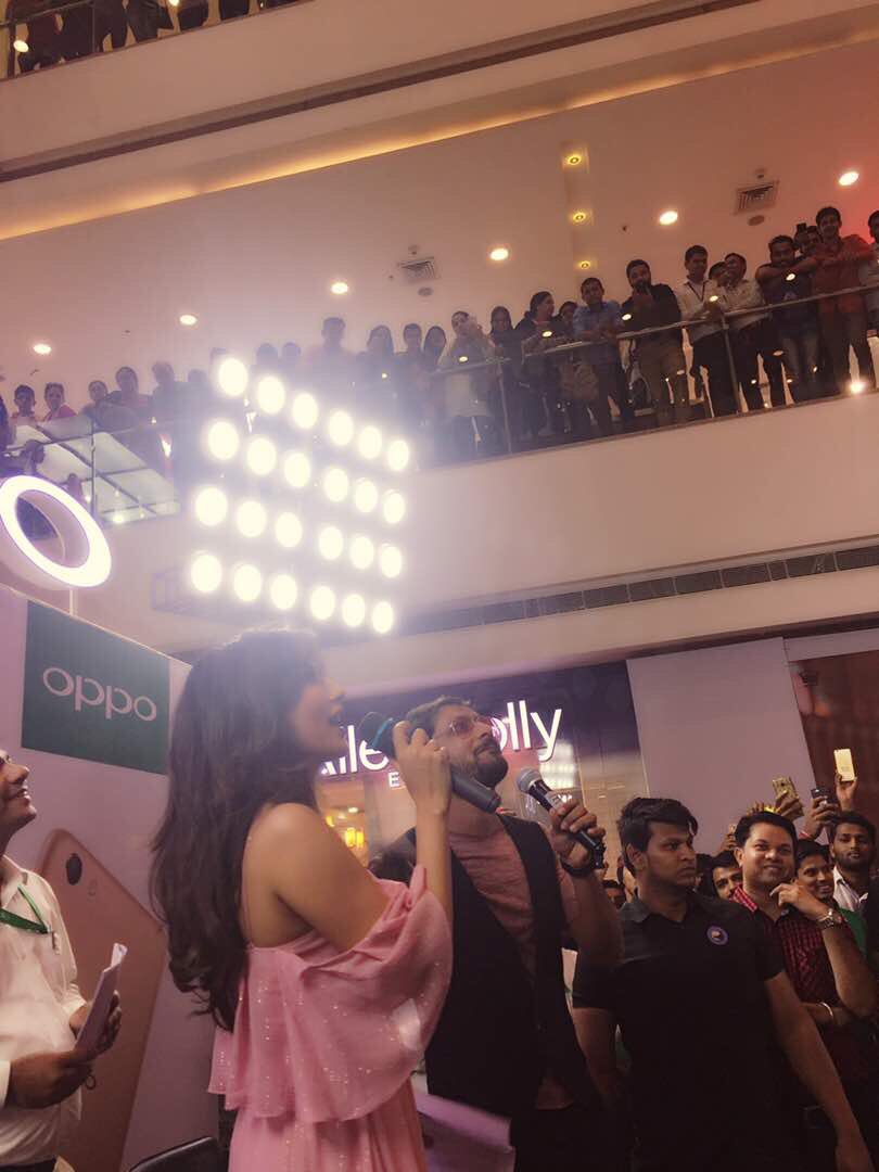 ent_SAV's tweet photo. Chitrangda Singh @IChitrangda at the Oppo F3 launch at Alpha Mall in Ahmedabad today. #Chitrangdasingh #chitrangda #oppo #oppof3 #sav https://t.co/M7UlUX7Yil